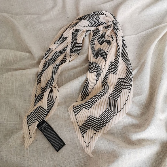 💕LAST One Elegant Black and White Wave Scarf - Picture 3 of 8